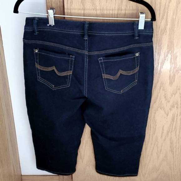 Dark wash denim jean capris - Picture 3 of 3